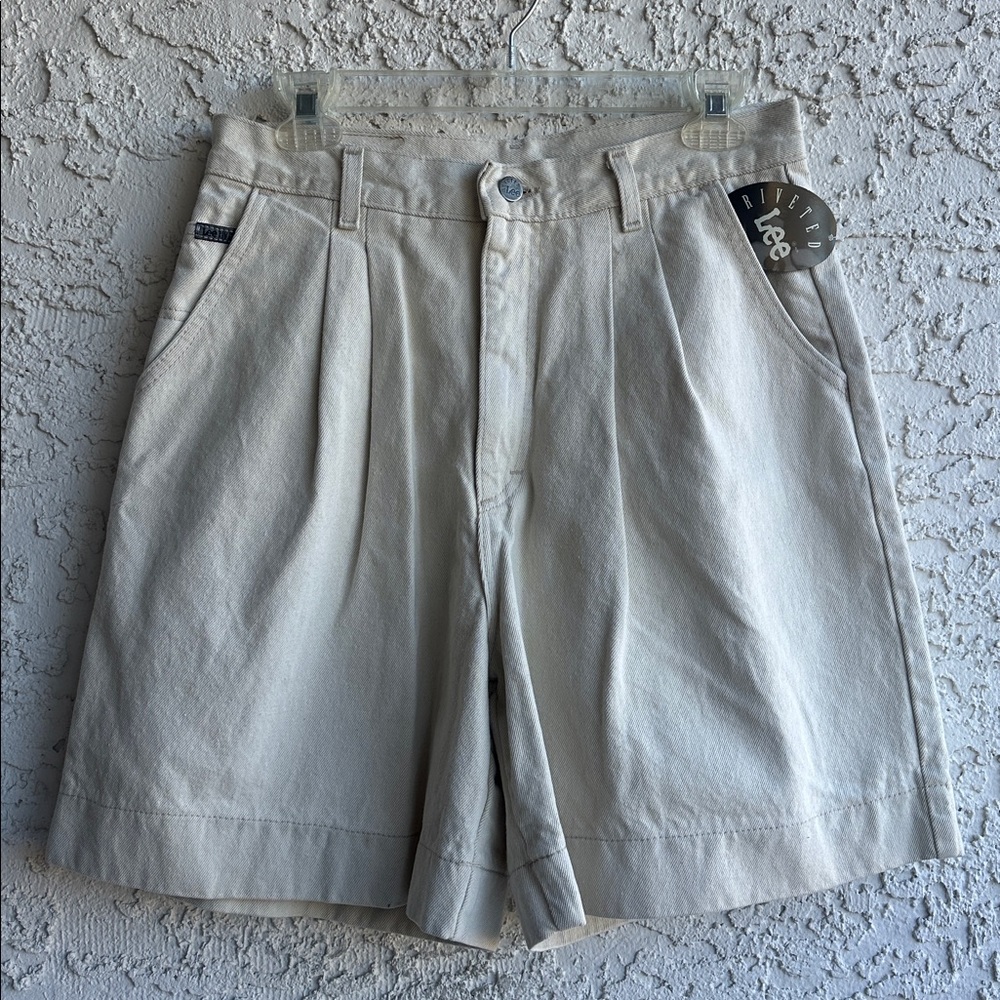 Lee RIVETED highwaisted denim shorts-Medium serial#74825-91-brand new/with a tag